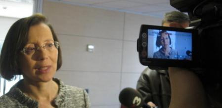 Montserrat Tura atiende a los medios en la redacción de LaVanguardia.es