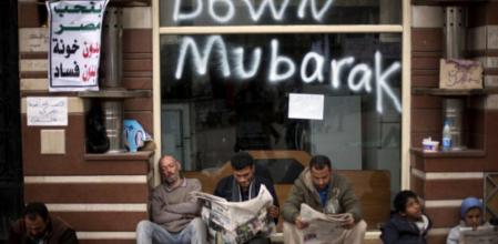 Los manifestantes anti Mubarak siguen apostados en la plaza Tahrir de El Cairo