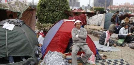 Los manifestantes anti Mubarak siguen instalados en la plaza Tahrir de El Cairo