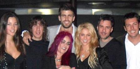 La imagen que Piqué ha colgado en su twitter con Shakira, dos de los hermanos de la cantante, Puyol y su novia, entre otros, en la fiesta de cumpleaños de la pareja