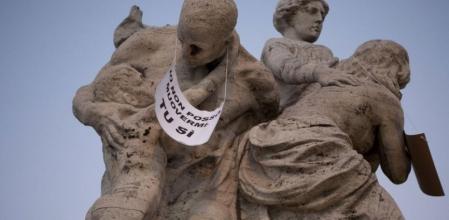 Fotografía cedida por 'Nessun Dorma' que muestra una estatua con un cartel en el que se lee
