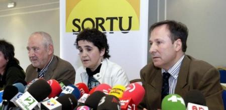 El catedrático de la Universidad del País Vasco Iñaki Zabaleta y la directora de euskaltegi (centro de enseñanza de euskera) Karmele Agirregabiria ejercen como portavoces de los promotores del nuevo partido de la izquierda abertzale, Sortu.