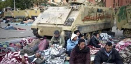 El ejército egipcio empieza a tomar posiciones en las calles de El Cairo para impedir enfrentamientos y que se acumulen miles de personas mañana en la protesta multitudinaria