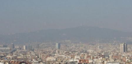 La polución era muy visible ayer desde las zonas altas de Barcelona