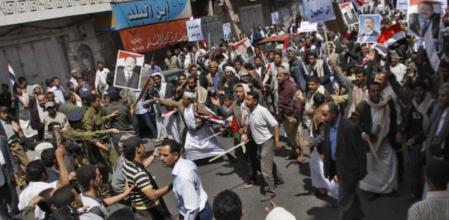 Manifestantes contra el Gobierno y defensores se enfrentan en Yemen