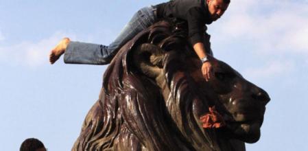 Uno de los leones del puente Qasr, sobre el Nilo, que conduce a la simbólica plaza de la Liberación