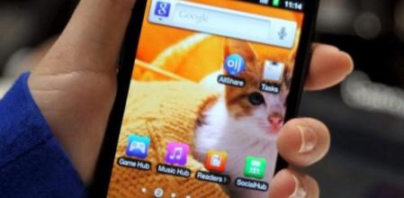 El nuevo smartphone Samsung Galaxi SI, presentado en el Mobile World Congress de Barcelona