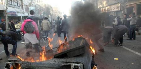 Una de las barricadas montadas por los manifestantes durante la protesta en teherán
