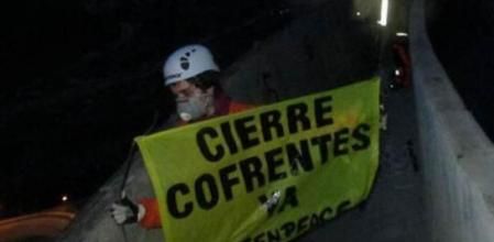 Uno de los activistas de Greenpeace que esta madrugada han entrado a la central nuclear de Cofrentes para pedir su cierre