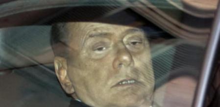 El primer ministro italiano, Silvio Berlusconi, sentado en el interior de su vehículo oficial a su llegada hoy al Palacio Gazzioli, en Roma