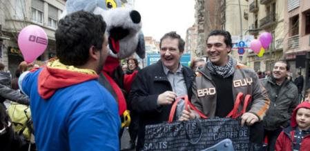 Hereu se paseó por una tramo de la calle de Sants, cuya remodelación fue inaugurada ayer