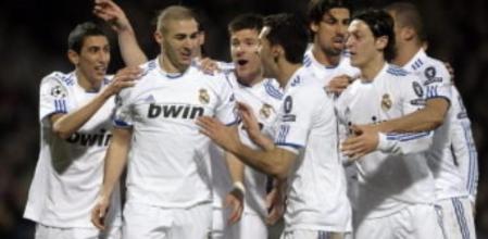 Benzema celebra con sus compañeros el gol que marcó en su regreso a Lyon