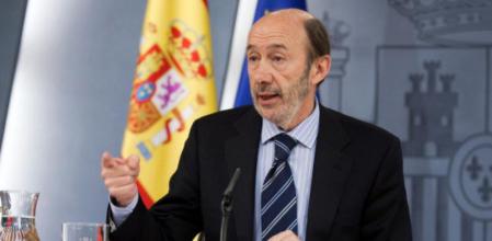 El vicepresidente primero del Gobierno, Alfredo Pérez Rubulcaba, durante la rueda de prensa tras el Consejo de Ministros celebrada
