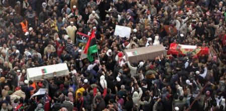 La multitud transporta tres ataúdes en Bengasi