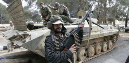 Un hombre muestra una pistola automática en la ciudad libia de Albayda, tomada por la oposición