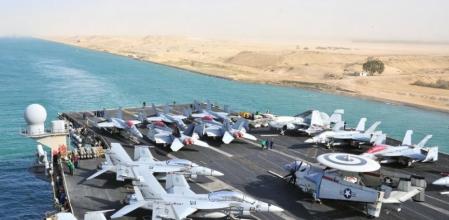 El portaviones USS Enterprise, cruzando el canal de Suez