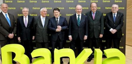 El presidente del hasta ahora llamado Banco Financiero y de Ahorros, Rodrigo Rato (3d), posa junto a los presidentes de las seis entidades, que junto a Caja Madrid, conforman el grupo Bankia, ante el nuevo nombre comercial del grupo, escrito en color lima.