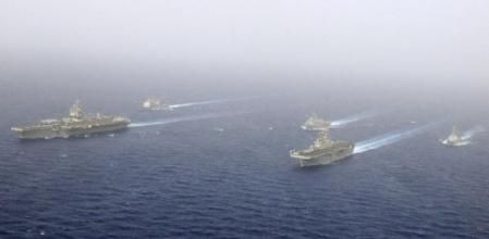 Los grupos de embarcaciones del Kearsarge y del Enterprise navegan por el Mar Rojo, el 16 de ferbreo de 2011.