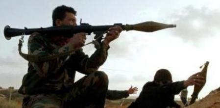 Un miliciano rebelde lanza un obus contra las tropas de Gadafi