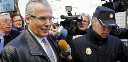 El juez Baltasar Garzón, suspendido cautelarmente de sus funciones en la Audiencia Nacional, a su llegada a las 10.20 horas de hoy al Tribunal Supremo para declarar.