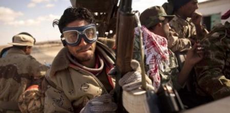 Rebledes libios junto a su vehículo Ras Lanuf, al este del país