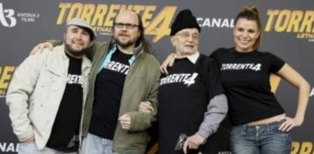 El cineasta Santiago Segura posa con Kiko Rivera, Tony Leblanc y María Lapiedra, protagonistas de la cuarta entrega de Torrente