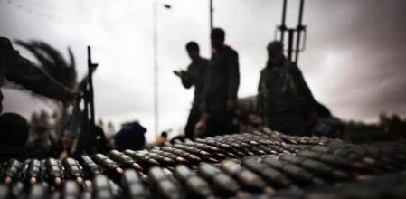 Rebeldes libios acumulan munición en la población de Ras Lanuf.