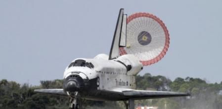 El transbordador espacial Discovery a su llegada al Centro Espacial Kennedy de la NASA