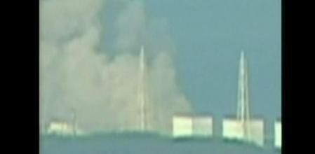 Imagen de televisión cedida por la cadena ABC 24 horas retransmitida en la que se aprecia el humo saliendo de la planta nuclear de Fukushima Daiichi.