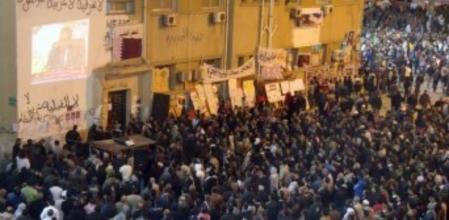 Medio millar de libios observan en directo la rueda de prensa celebrada por el ministro de Exteriores omaní, Yusef bin Alawi bin Abdulá y el secretario de la Liga Árabe, Amru Musa, tras una reunión extraordinaria de esta organización panárabe en la que solicitaron al Consejo de Seguridad de la ONU que tome medidas para imponer una zona de exclusión aérea en Libia