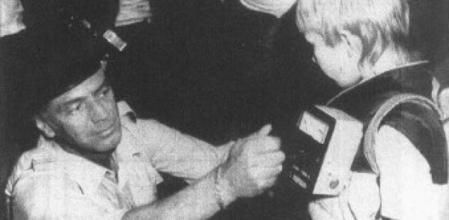 Un niño es sometido a pruebas de radioactividad tras el desastre de Chernóbil (1986)