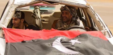 Dos rebeldes libios conducen un coche destartalado en las cercanías de Ajdabiya