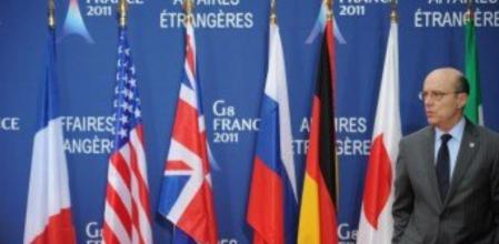 El ministro de Exteriores francés, Alain Juppé, esperando a los ministros de exteriores del G8, los países más ricos del planeta, reunidos hoy en París