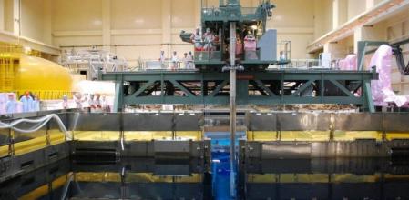 Imagen del 21 de agosto del 2010 del interior del tercer reactor de la central nuclear de Fukushima, donde 50 ingenieros tratan de contener la fuga