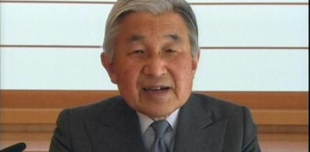 Imagen de la televisión pública japonesa NHK que muestra al emperador japonés, Akihito, dirigiéndose a la nación
