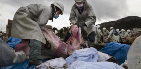 Un equipo de rescate carga un cadáver en un camión en Kesennuma, en la provincia de Miyagi