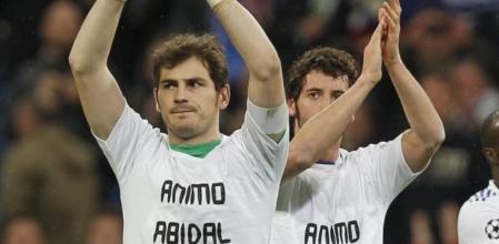 Los jugadores del Madrid se enfundaron unas camisetas para dar ánimos a Abidal al final del partido