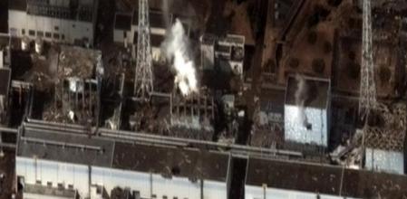 Imagen aérea de la central nuclear de Fukushima en el momento de la catástrofe