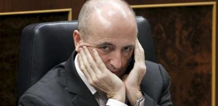 El exministro de Industria, Miguel Sebastián, en su época en el Gobierno, sentado en su escaño del Congreso