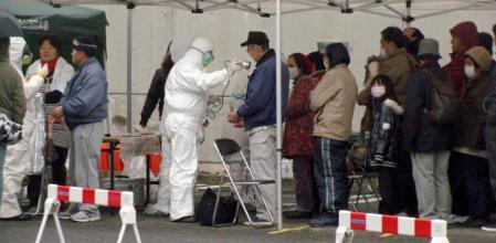 Imágenes de un punto instalado en un centro deportivo de Koriyama, a 120 kilómetros de Fukushima, para detectar niveles de radioactividad