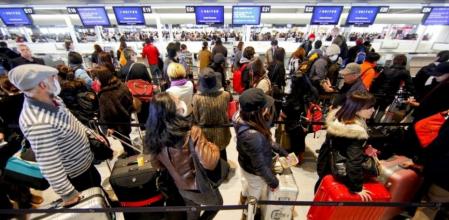Personas hacen cola para sacar la tarjeta de embarque en el aeropuerto de Narita, a las afueras de Tokio