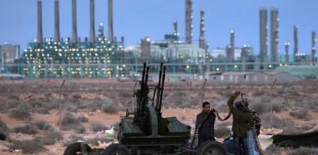 Imagen de un grupo de rebeldes en Bengasi a la espera de enfrentarse contra las tropas leales a Gadafi en la batalla final por esta ciudad, feudo de los opositores