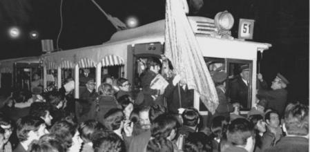 Un momento del último recorrido del tranvía 51 con los barceloneses arropando un medio de transporte que llevaba casi un siglo en la ciudad