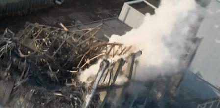 Imagen publicada por el operador de la planta nuclear de Fukushima, Tokyo Electric Power, en la que se observa vapor saliendo de la tercera unidad de la planta nuclear de Fukushima