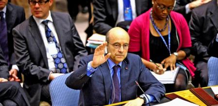 El ministro de Exteriores francés, Alain Juppe, da su voto al