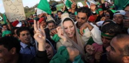 Aisha Gaddafi (c), hija del líder libio Muamar el Gadafi