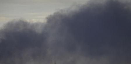 Humo sobre Bengasi en el segundo dia de bombardeos del ejército de Gadafi