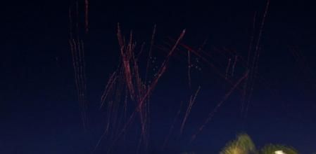 Fuego aéreo de trazadoras lanzados por las fuerzas libias desde Trípoli