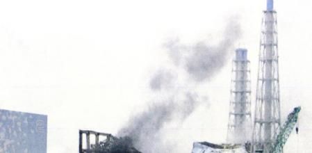 El reactor 3 de Fukushima, humeando este lunes