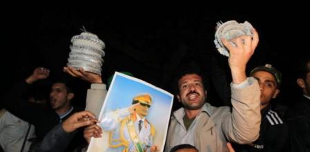 Partidarios de Gadafi en Trípoli muestran los restos de los misiles lanzados esta pasada madrugada por los aviones aliados de Francia y Reino Unido